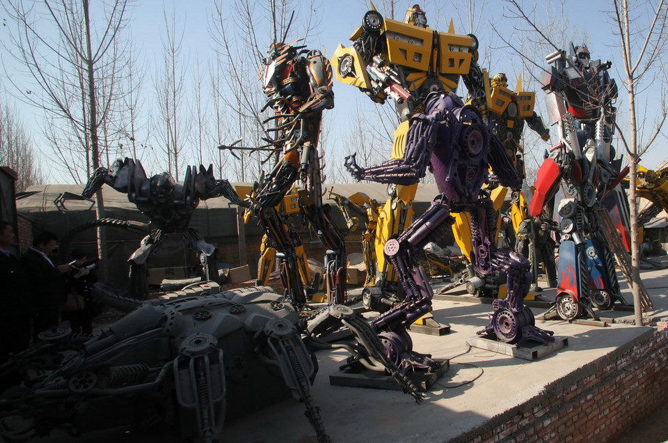 Các mẫu robot biến hình được trưng bày tại Tế Nam ngày 21/3. (Ảnh: AFP/TTXVN)