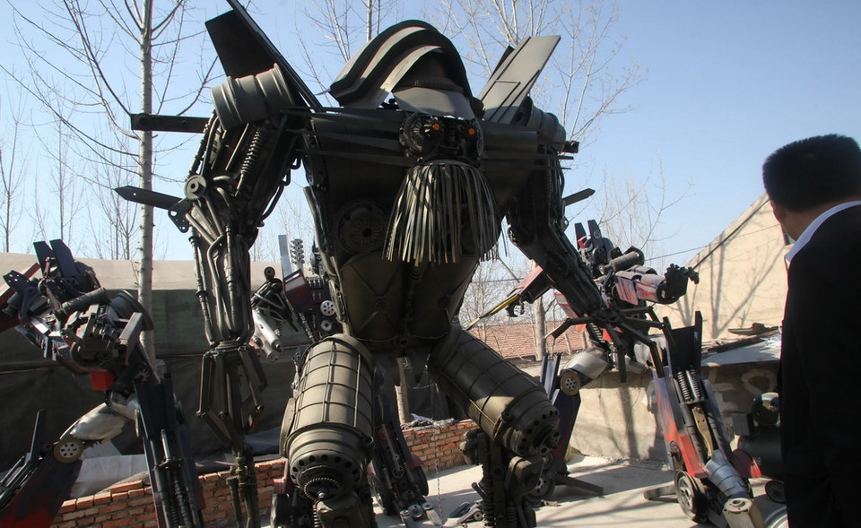 Các mẫu robot biến hình được trưng bày tại Tế Nam ngày 21/3. (Ảnh: AFP/TTXVN)