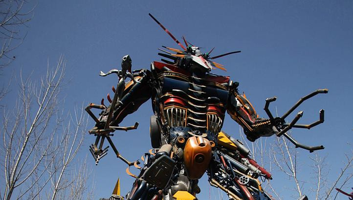 Các mẫu robot biến hình được trưng bày tại Tế Nam ngày 21/3. (Ảnh: AFP/TTXVN)