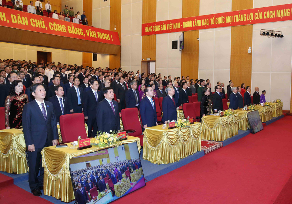 Đại biểu dự Đại hội thực hiện nghi thức chào cờ. (Ảnh: Phương Hoa/TTXVN)