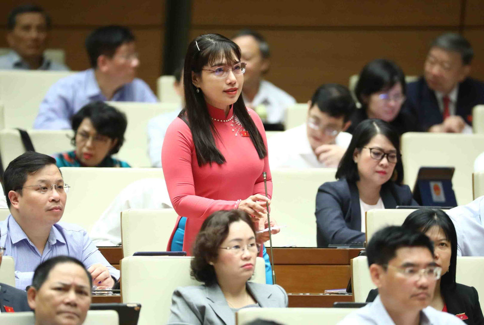 Đại biểu Quốc hội tỉnh Kiên Giang Châu Quỳnh Giao đặt câu hỏi chất vấn. (Ảnh: Doãn Tấn/TTXVN)