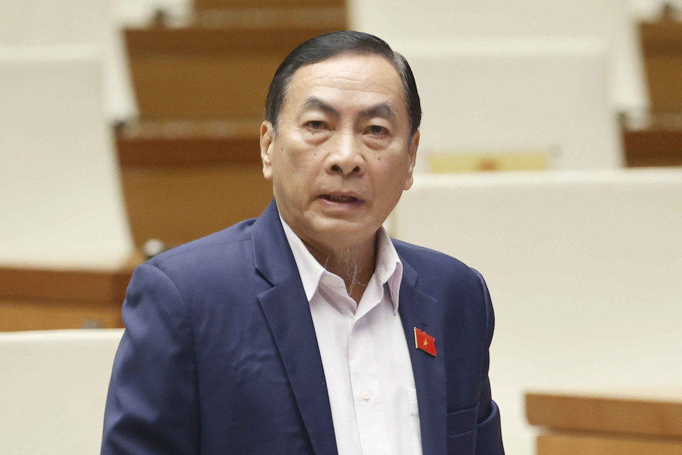 Đại biểu Quốc hội tỉnh Đồng Tháp Phạm Văn Hoà đặt câu hỏi chất vấn. (Ảnh: Doãn Tấn/TTXVN)