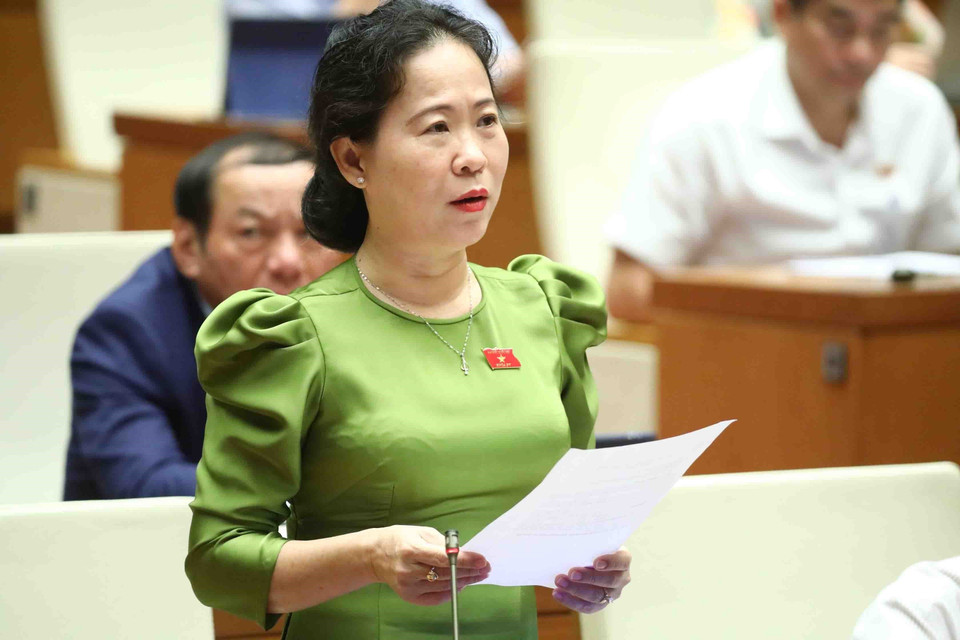 Đại biểu Quốc hội tỉnh Sóc Trăng Tô Ái Vang đặt câu hỏi chất vấn. (Ảnh: Doãn Tấn/TTXVN)