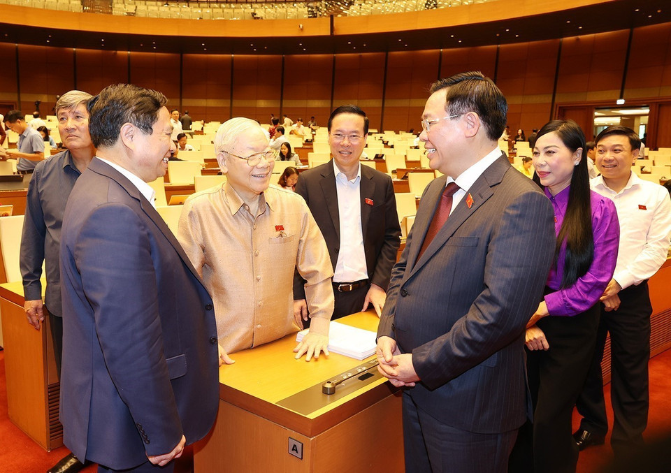 Tổng Bí thư Nguyễn Phú Trọng và các đồng chí lãnh đạo Đảng, Nhà nước trao đổi tại phiên chất vấn và trả lời chất vấn. (Ảnh: Trí Dũng/TTXVN)