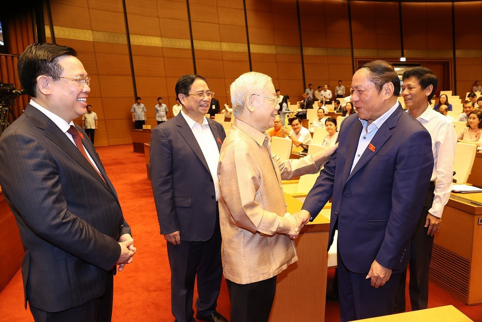 Tổng Bí thư Nguyễn Phú Trọng và các đồng chí lãnh đạo Đảng, Nhà nước với đại biểu dự phiên chất vấn và trả lời chất vấn. (Ảnh: Trí Dũng/TTXVN)