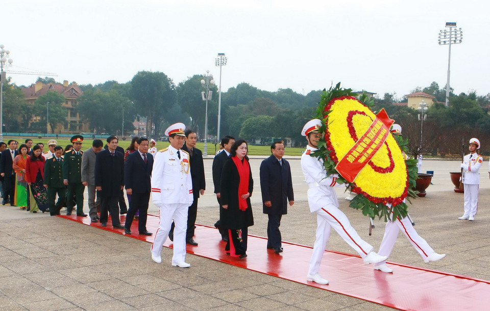 Đoàn đại biểu Thành ủy, HĐND, UBND, Mặt trận Tổ quốc Việt Nam Thành phố Hà Nội vào Lăng viếng Chủ tịch Hồ Chí Minh. (Ảnh: Doãn Tấn/TTXVN)