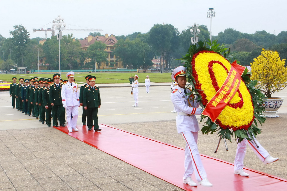 Đoàn đại biểu Quân ủy Trung ương, Bộ Quốc phòng vào Lăng viếng Chủ tịch Hồ Chí Minh. (Ảnh: Doãn Tấn/TTXVN)