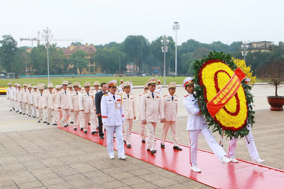 Đoàn đại biểu Đảng ủy Công an Trung ương, Bộ Công an vào Lăng viếng Chủ tịch Hồ Chí Minh. (Ảnh: Doãn Tấn/TTXVN)