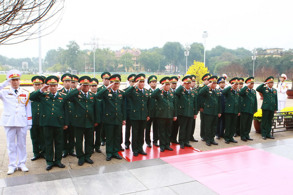 Đoàn đại biểu Quân ủy Trung ương, Bộ Quốc phòng vào Lăng viếng Chủ tịch Hồ Chí Minh. (Ảnh: Doãn Tấn/TTXVN)