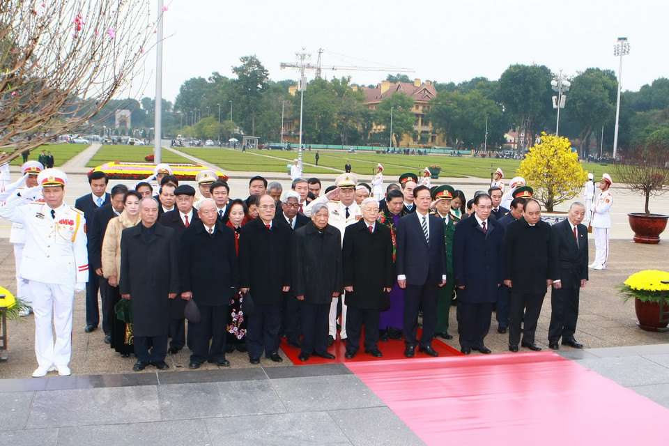 Các đồng chí lãnh đạo, nguyên lãnh đạo Đảng, Nhà nước đến đặt vòng hoa và vào Lăng viếng Chủ tịch Hồ Chí Minh. (Ảnh: Doãn Tấn/TTXVN)