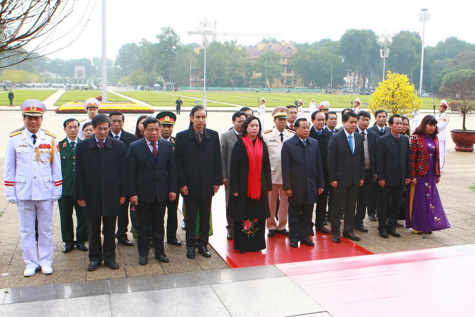 Đoàn đại biểu Thành ủy, HĐND, UBND, Mặt trận Tổ quốc Việt Nam Thành phố Hà Nội vào Lăng viếng Chủ tịch Hồ Chí Minh. (Ảnh: Doãn Tấn/TTXVN)