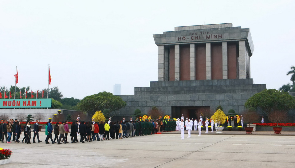 Các bộ, ban, ngành đến đặt vòng hoa và vào Lăng viếng Chủ tịch Hồ Chí Minh. (Ảnh: Doãn Tấn/TTXVN)