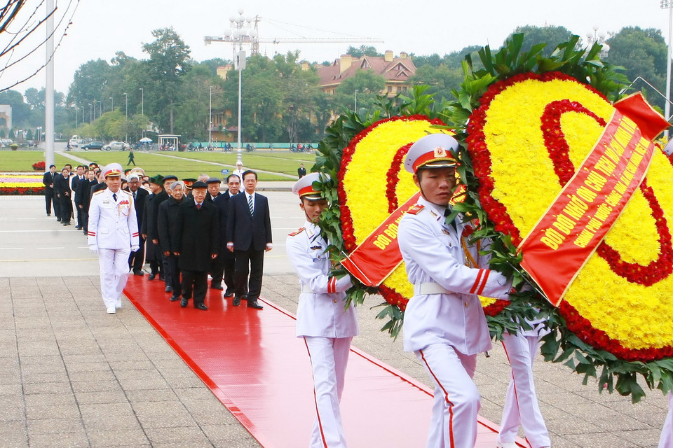 Các đồng chí lãnh đạo, nguyên lãnh đạo Đảng, Nhà nước đến đặt vòng hoa và vào Lăng viếng Chủ tịch Hồ Chí Minh. (Ảnh: Doãn Tấn/TTXVN)