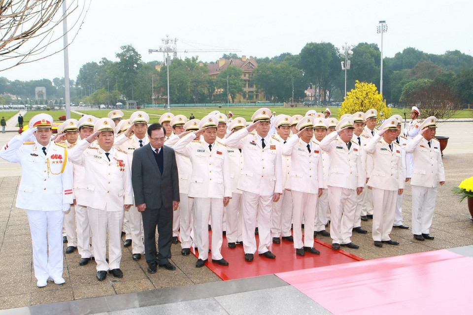 Đoàn đại biểu Đảng ủy Công an Trung ương, Bộ Công an vào Lăng viếng Chủ tịch Hồ Chí Minh. (Ảnh: Doãn Tấn/TTXVN)