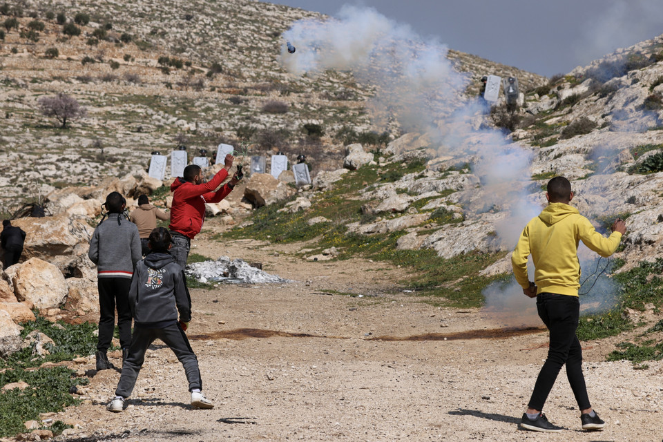 Người biểu tình Palestine xung đột với lực lượng an ninh Israel tại thành phố Nablus, Bờ Tây ngày 24/2/2023. (Ảnh: AFP/TTXVN)