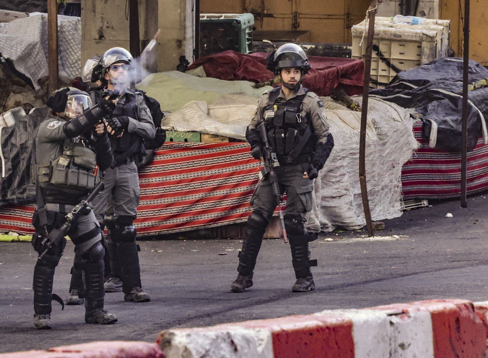 Lực lượng an ninh Israel xung đột với người biểu tình Palestine tại thành phố Hebron, Bờ Tây ngày 14/10/2022. (Ảnh: AFP/TTXVN)