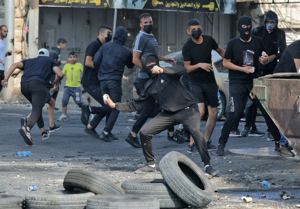 Người biểu tình Palestine xung đột với lực lượng an ninh Israel tại Đông Jerusalem ngày 10/10/2022. (Ảnh: AFP/TTXVN)