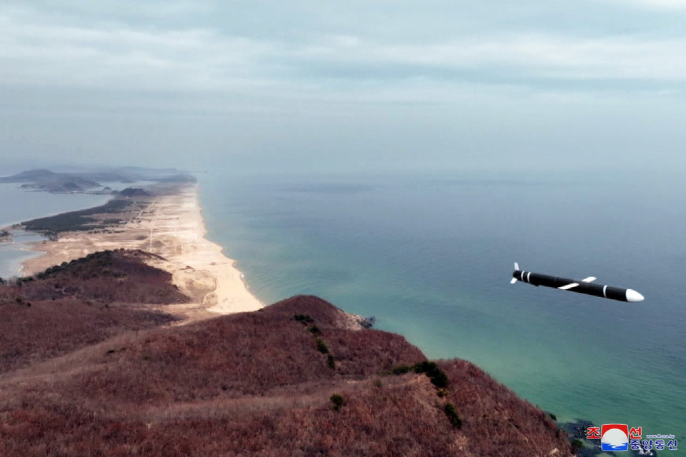 Theo KCNA, "vũ khí hạt nhân tấn công dưới nước" đã được triển khai ngoài khơi bờ biển huyện Riwon, tỉnh Nam Hamgyong hôm 21/3 và đánh trúng mục tiêu giả định ở vùng biển ngoài khơi vịnh Hongwon chiều 23/3. (Ảnh: Yonhap/TTXVN)