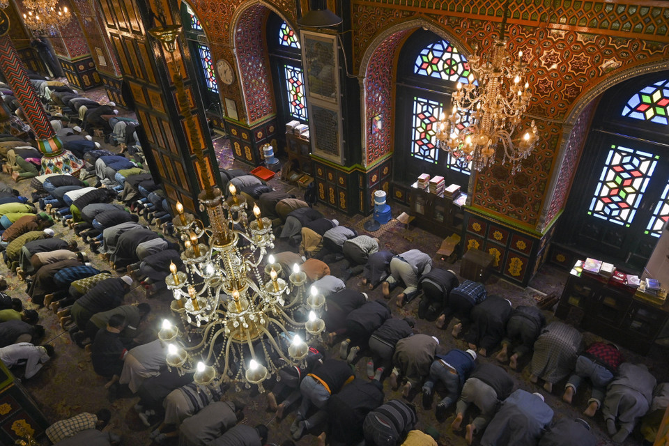 Các tín đồ Hồi giáo cầu nguyện tại nhà thờ ở Srinagar, Ấn Độ ngày 23/3/2023. (Ảnh: AFP/TTXVN)