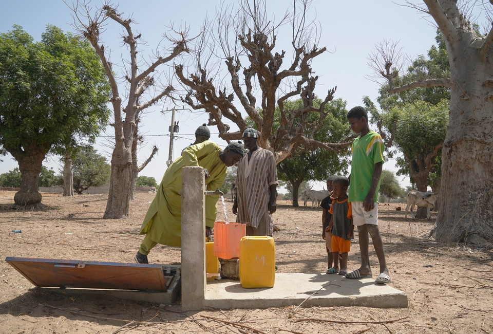 Người dân lấy nước sinh hoạt ở Diourbel, Senegal. (Ảnh: THX/TTXVN)