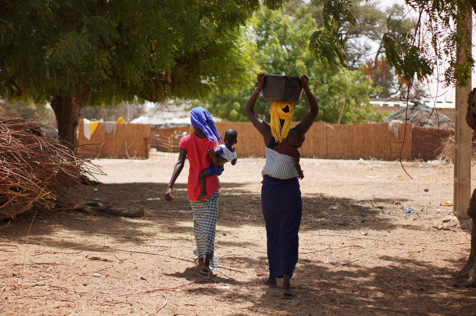 Người dân lấy nước sinh hoạt ở Diourbel, Senegal. (Ảnh: THX/TTXVN)