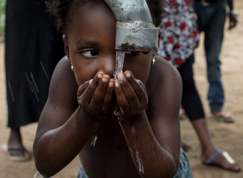 Trẻ em uống nước từ giếng khoan ở Kinshasa, CHDC Congo. (Ảnh: AFP/TTXVN)