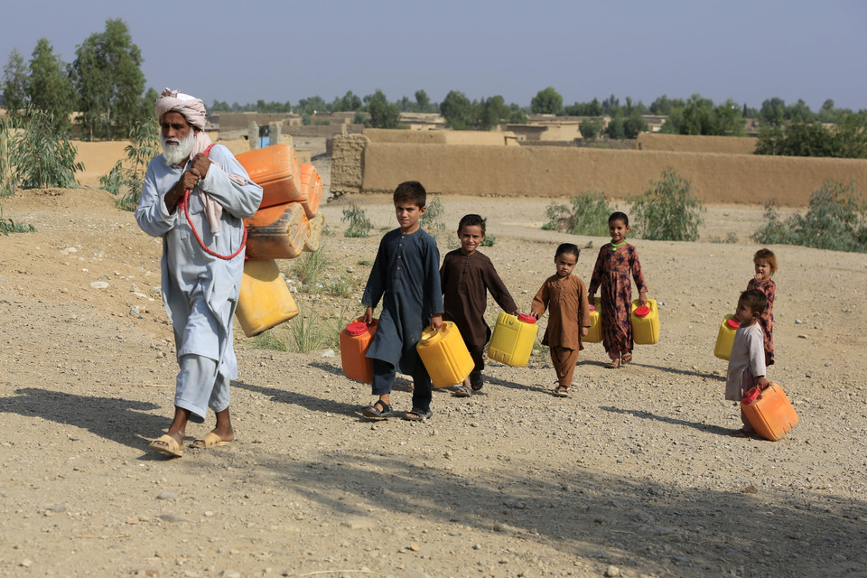 Người dân lấy nước sinh hoạt ở ngoại ô Jalalabad, Afghanistan. (Ảnh: AFP/TTXVN)
