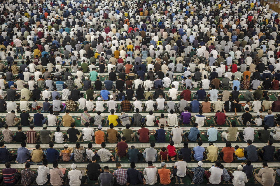 Các tín đồ Hồi giáo cầu nguyện tại nhà thờ ở Surabaya, Indonesia ngày 22/3/2023. (Ảnh: AFP/TTXVN)