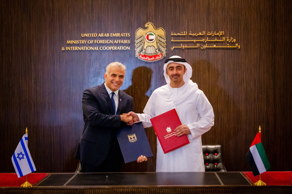 Trong khuôn khổ chuyến thăm tới Các Tiểu vương quốc Arab Thống nhất (UAE), ngày 29/6/2021, Ngoại trưởng Israel Yair Lapid (trái) và Ngoại trưởng UAE Abdullah bin Zayed Al Nahyan đã ký thỏa thuận kinh tế và thương mại giữa hai nước. (Ảnh: AFP/TTXVN)