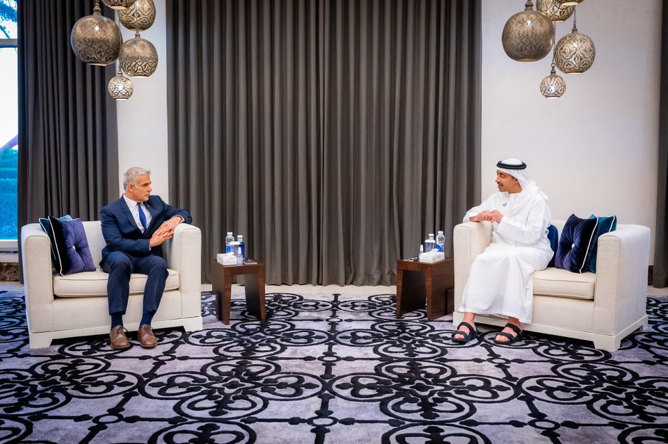 Ngoại trưởng Israel Yair Lapid (trái) và Ngoại trưởng UAE Abdullah bin Zayed Al Nahyan ký thỏa thuận kinh tế và thương mại giữa hai nước. (Ảnh: AFP/TTXVN)
