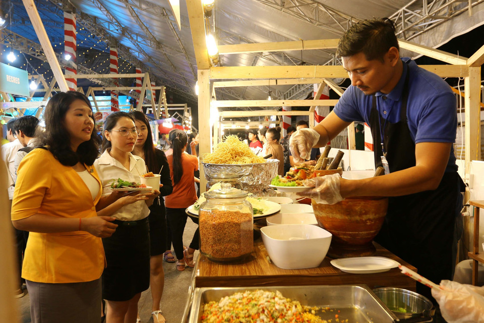 Món gỏi Thái Lan thu hút thực khách tại liên hoan. (Ảnh: Thanh Vũ/TTXVN)