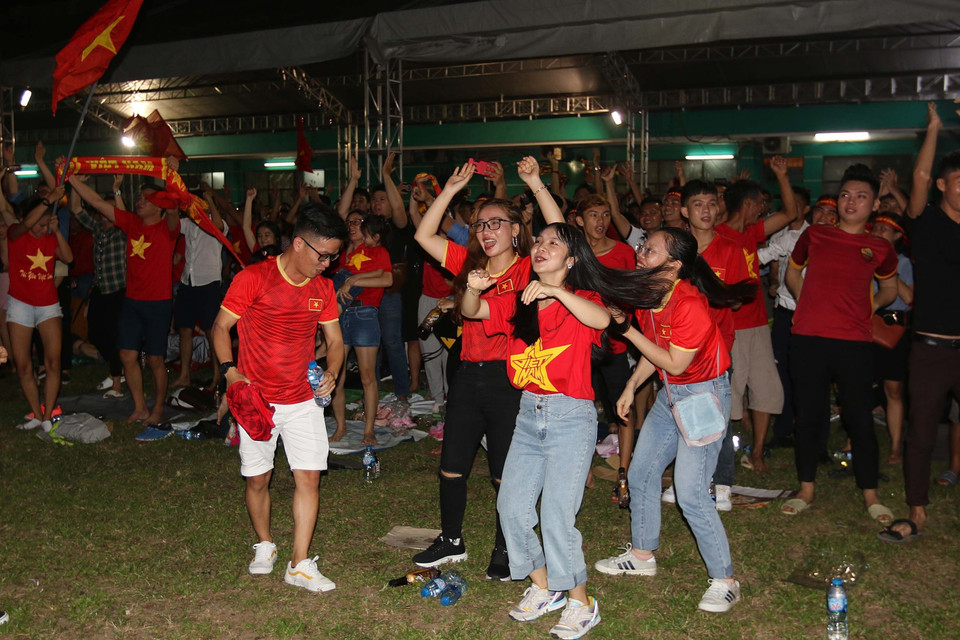 Cổ động viên và người hâm mộ tại Sân vận động Hoa Lư. (Ảnh: Thanh Vũ/TTXVN)