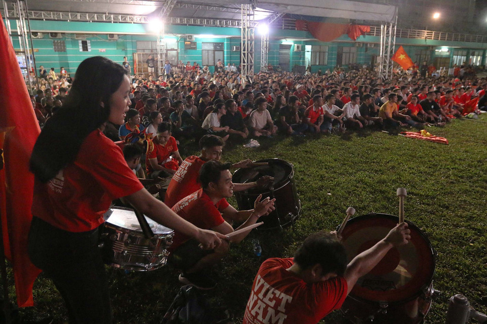 Cổ động viên và người hâm mộ tại Sân vận động Hoa Lư. (Ảnh: Thanh Vũ/TTXVN)