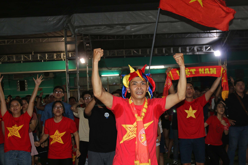 Đông đảo cổ động viên và người hâm mộ vui mừng khi Đội tuyển Việt Nam ghi bàn vào lưới Đội tuyển UAE. (Ảnh: Thanh Vũ/TTXVN)