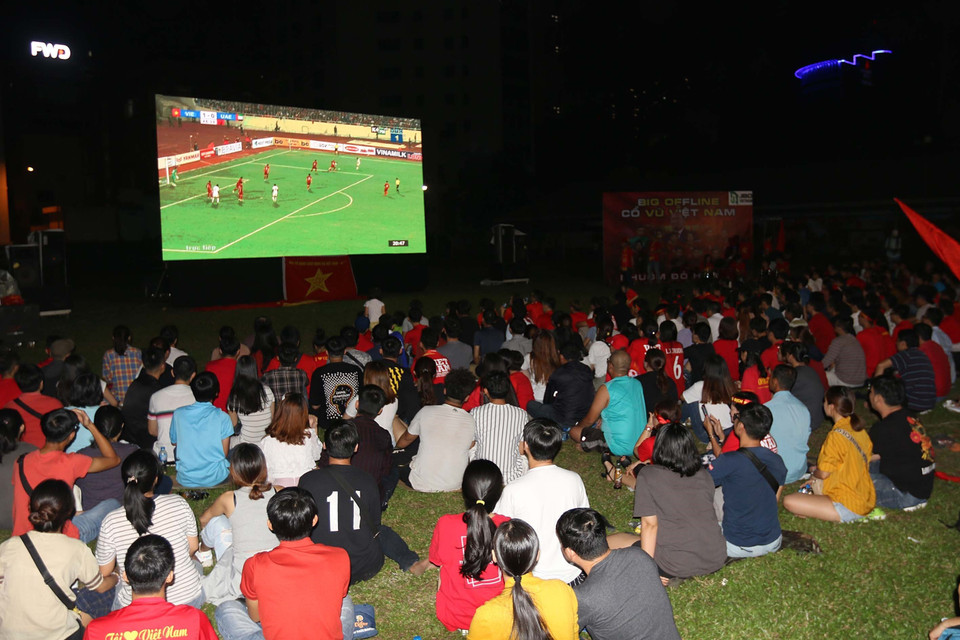 Đông đảo cổ động viên và người hâm mộ tại Sân vận động Hoa Lư vui mừng khi Đội tuyển Việt Nam ghi bàn vào lưới Đội tuyển UAE. (Ảnh: Thanh Vũ/TTXVN)