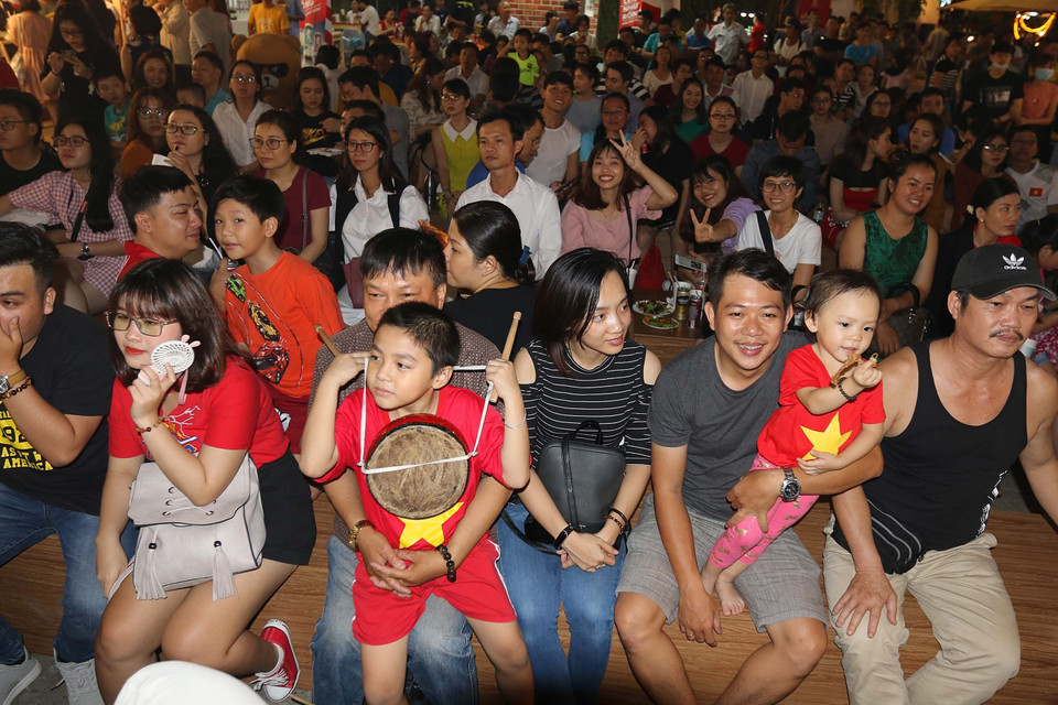 Đông đảo cổ động viên và người hâm mộ tại Nhà Văn hóa Thanh niên TP.HCM. (Ảnh: Thanh Vũ/TTXVN)