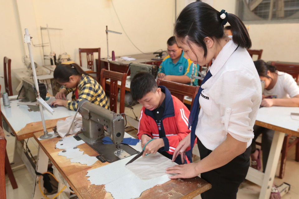 Lớp dạy nghề Cắt may cho học sinh khuyết tật tại Trường Phục hồi chức năng và Dạy nghề cho người khuyết tật Tiên Lữ. (Ảnh: Anh Tuấn/TTXVN)