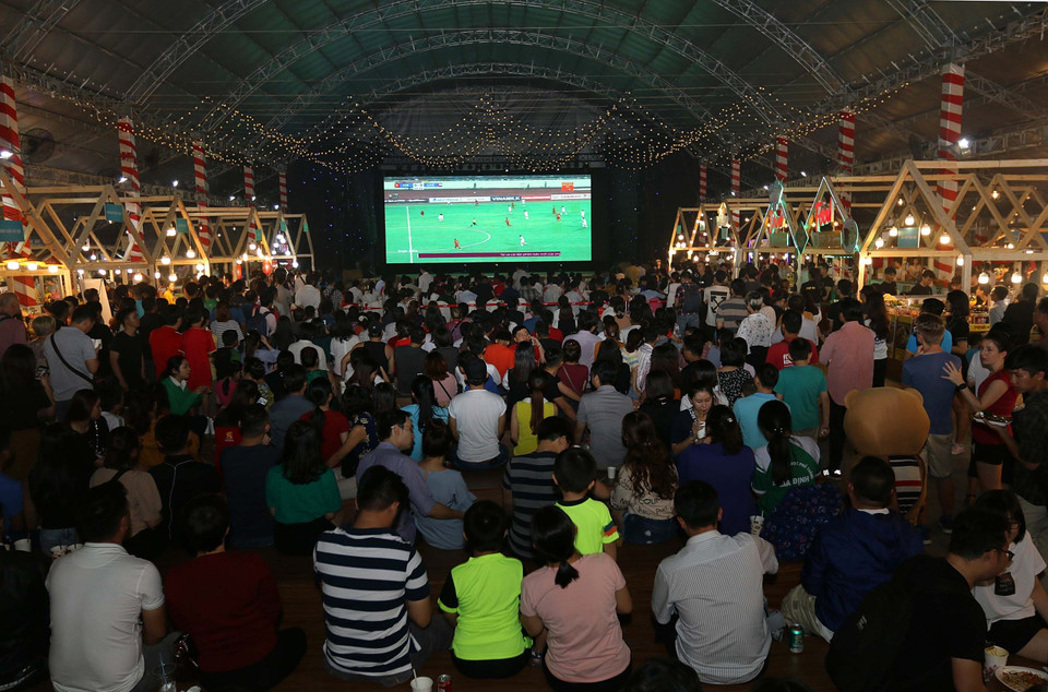 Đông đảo cổ động viên và người hâm mộ tại Nhà Văn hóa Thanh niên TP.HCM. (Ảnh: Thanh Vũ/TTXVN)