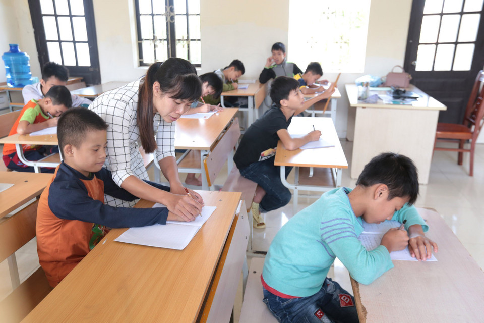Lớp học văn hóa cho học sinh khuyết tật tại Trường Phục hồi chức năng và Dạy nghề cho người khuyết tật Tiên Lữ. (Ảnh: Anh Tuấn/TTXVN)