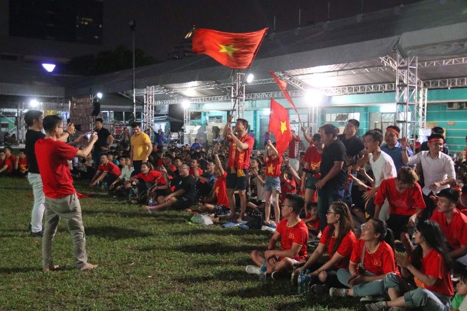 Cổ động viên và người hâm mộ tại Sân vận động Hoa Lư. (Ảnh: Thanh Vũ/TTXVN)
