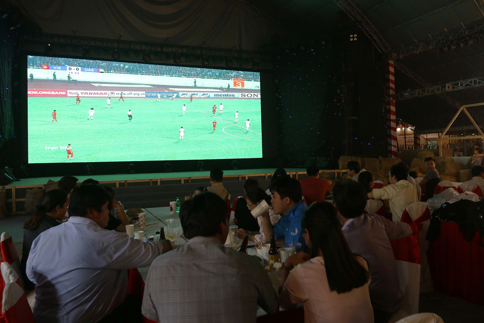 Các tụ điểm, quán ăn tại TP.HCM thu hút đông đảo người hâm mộ xem và cổ vũ cho Đội tuyển Việt Nam. (Ảnh: Thanh Vũ/TTXVN)