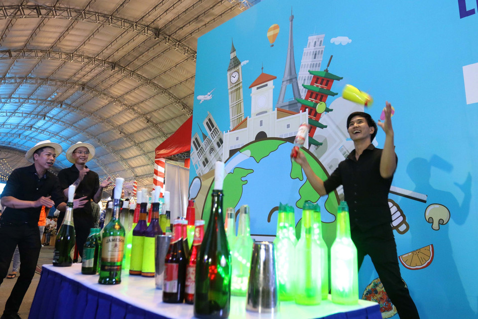 Các bartender biểu diễn tại liên hoan. (Ảnh: Thanh Vũ/TTXVN)