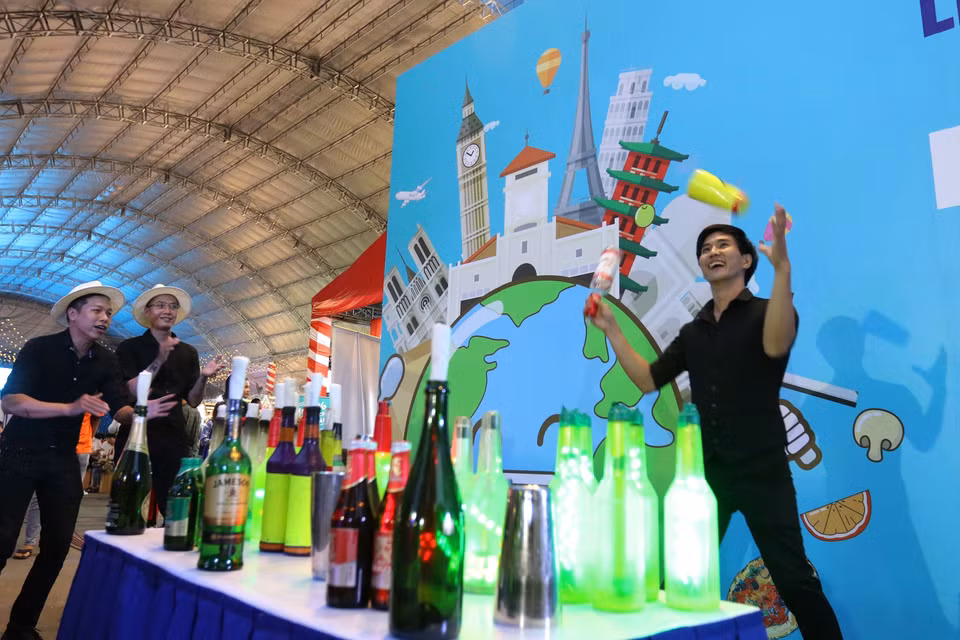 Các bartender biểu diễn tại liên hoan. (Ảnh: Thanh Vũ/TTXVN)