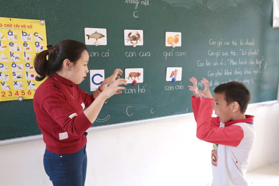 Lớp học văn hóa cho học sinh khuyết tật tại Trường Phục hồi chức năng và Dạy nghề cho người khuyết tật Tiên Lữ. (Ảnh: Anh Tuấn/TTXVN)