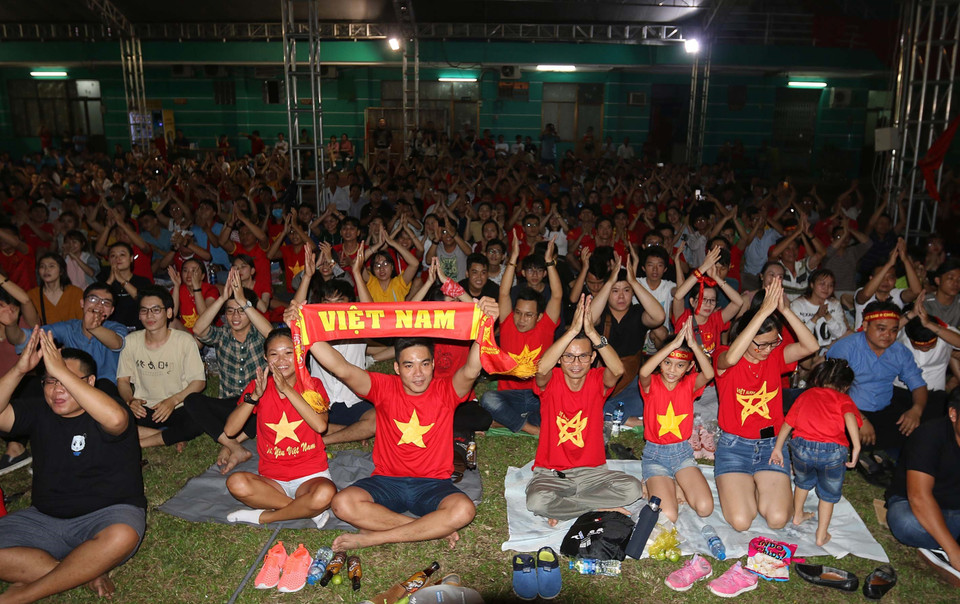 Đông đảo cổ động viên và người hâm mộ tại Sân vận động Hoa Lư vui mừng khi Đội tuyển Việt Nam ghi bàn vào lưới Đội tuyển UAE. (Ảnh: Thanh Vũ/TTXVN)