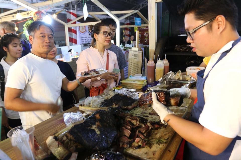 Khách trong nước và quốc tế thưởng thức món bò nướng BBQ tại liên hoan. (Ảnh: Thanh Vũ/TTXVN)