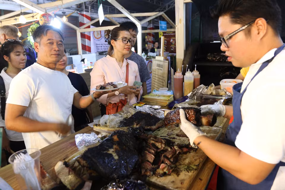 Khách trong nước và quốc tế thưởng thức món bò nướng BBQ tại liên hoan. (Ảnh: Thanh Vũ/TTXVN)