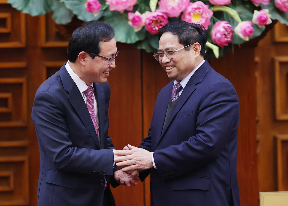 Thủ tướng Phạm Minh Chính hoan nghênh Samsung mở rộng đầu tư tại Việt Nam. (Ảnh: Dương Giang/TTXVN)