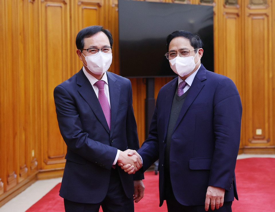 Thủ tướng Phạm Minh Chính tiếp ông Choi Joo Ho, Tổng Giám đốc Tổ hợp Samsung Việt Nam. (Ảnh: Dương Giang/TTXVN)