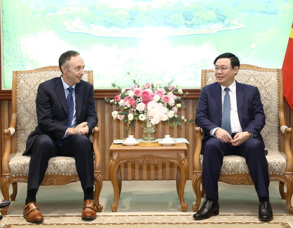 Phó Thủ tướng Vương Đình Huệ tiếp ông Chris Helzer, Phó Chủ tịch phụ trách thương mại và quan hệ Chính phủ của Tập đoàn Nike (Hoa Kỳ), chiều 17/12/2019, tại Hà Nội. (Ảnh: Văn Điệp/TTXVN)